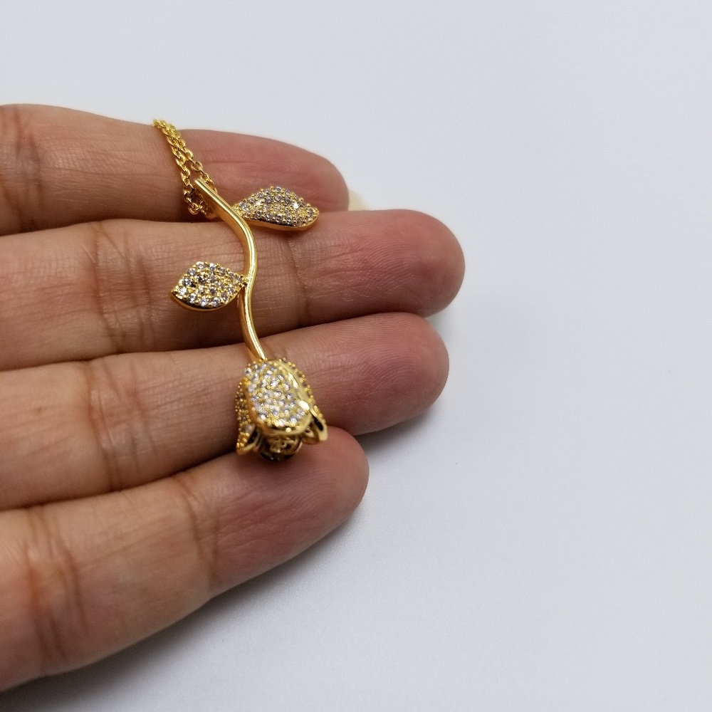 🔥14k gold plated rose necklace with rhinestones - Picture 4 of 6